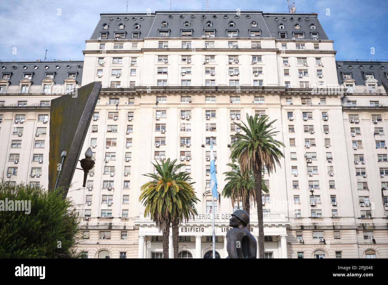 14 marzo 2023, Buenos Aires, Argentina: Edificio Libertador, sede del Ministero della Difesa argentino. Foto Stock