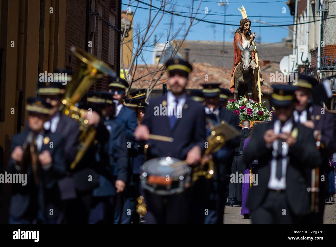 I membri della band sinfonica Sahagun accompagnano il passaggio della banda con l'immagine di Gesù seduto sull'asino, durante la processione 'la Borriquila' per le strade di Sahagún. La processione delle Palme rappresenta il passaggio di Gesù al suo trionfante ingresso a Gerusalemme. La processione ha girato le strade della città accompagnata da fedeli con bouquet e la band sinfonica della città. Credit: SOPA Images Limited/Alamy Live News Foto Stock
