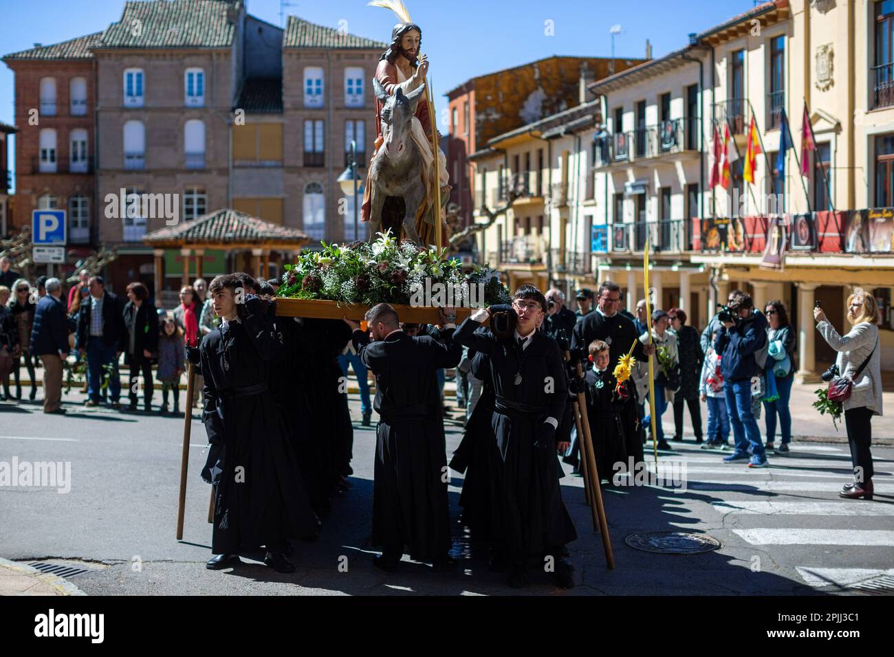 I membri della Confraternita di Nuestro Padre Jesus Nazareno e Patrocinio de San José, portano sulle loro spalle la banda con l'immagine di Gesù seduto sull'asino, durante la processione 'la Borriquilla' per le strade di Sahagún. La processione delle Palme rappresenta il passaggio di Gesù al suo trionfante ingresso a Gerusalemme. La processione ha girato le strade della città accompagnata da fedeli con bouquet e la band sinfonica della città. (Foto di Luis Soto/SOPA Images/Sipa USA) Credit: Sipa USA/Alamy Live News Foto Stock