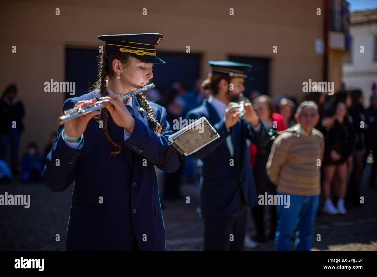 I membri della band sinfonica suonano il flauto trasversale durante il passaggio della banda con l'immagine di Gesù seduto sull'asino, durante la processione 'la Borriquilla' per le strade di Sahagún. La processione delle Palme rappresenta il passaggio di Gesù al suo trionfante ingresso a Gerusalemme. La processione ha girato le strade della città accompagnata da fedeli con bouquet e la band sinfonica della città. (Foto di Luis Soto/SOPA Images/Sipa USA) Credit: Sipa USA/Alamy Live News Foto Stock