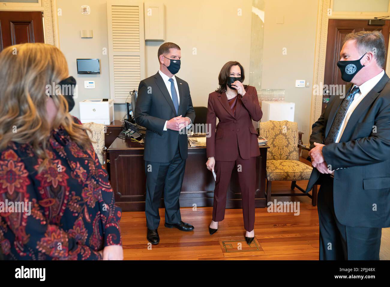 Il Vice Presidente Kamala Harris saluta Marty Walsh e gli ospiti nell'ufficio cerimoniale del Vice Presidente dell'Eisenhower Executive Office Building presso la Casa Bianca martedì 23 marzo 2021, prima che il Vice Presidente giuri a Walsh come Segretario del lavoro. (Foto ufficiale della Casa Bianca di Lawrence Jackson) Foto Stock