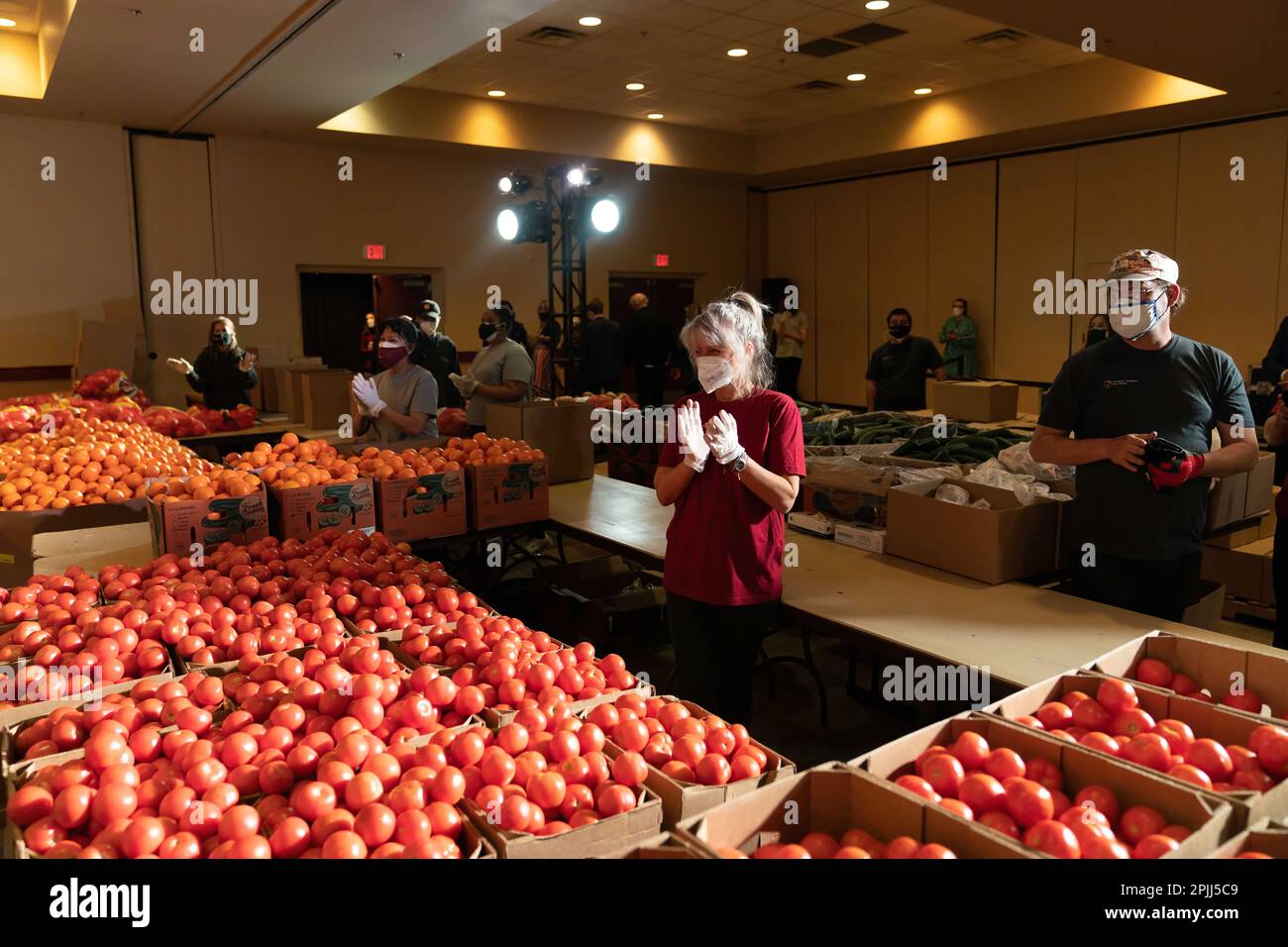 Gli ospiti applaudono come Vice Presidente Kamala Harris consegna osservazioni ai membri sindacali Lunedi, 15 marzo 2021, presso l'Accademia culinaria di Las Vegas. (Foto ufficiale della Casa Bianca di Lawrence Jackson) Foto Stock