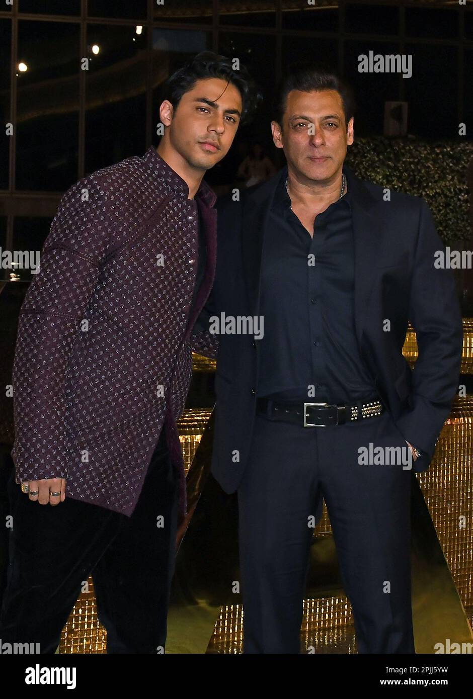 Mumbai, India. 31st Mar, 2023. L-R Aryan Khan (figlio dell'attore di Bollywood Shahrukh Khan) e dell'attore di Bollywood Salman Khan posano per una foto all'inaugurazione del Nita Mukesh Ambani Cultural Centre (NMACC) a Mumbai. (Foto di Ashish Vaishnav/SOPA Images/Sipa USA) Credit: Sipa USA/Alamy Live News Foto Stock