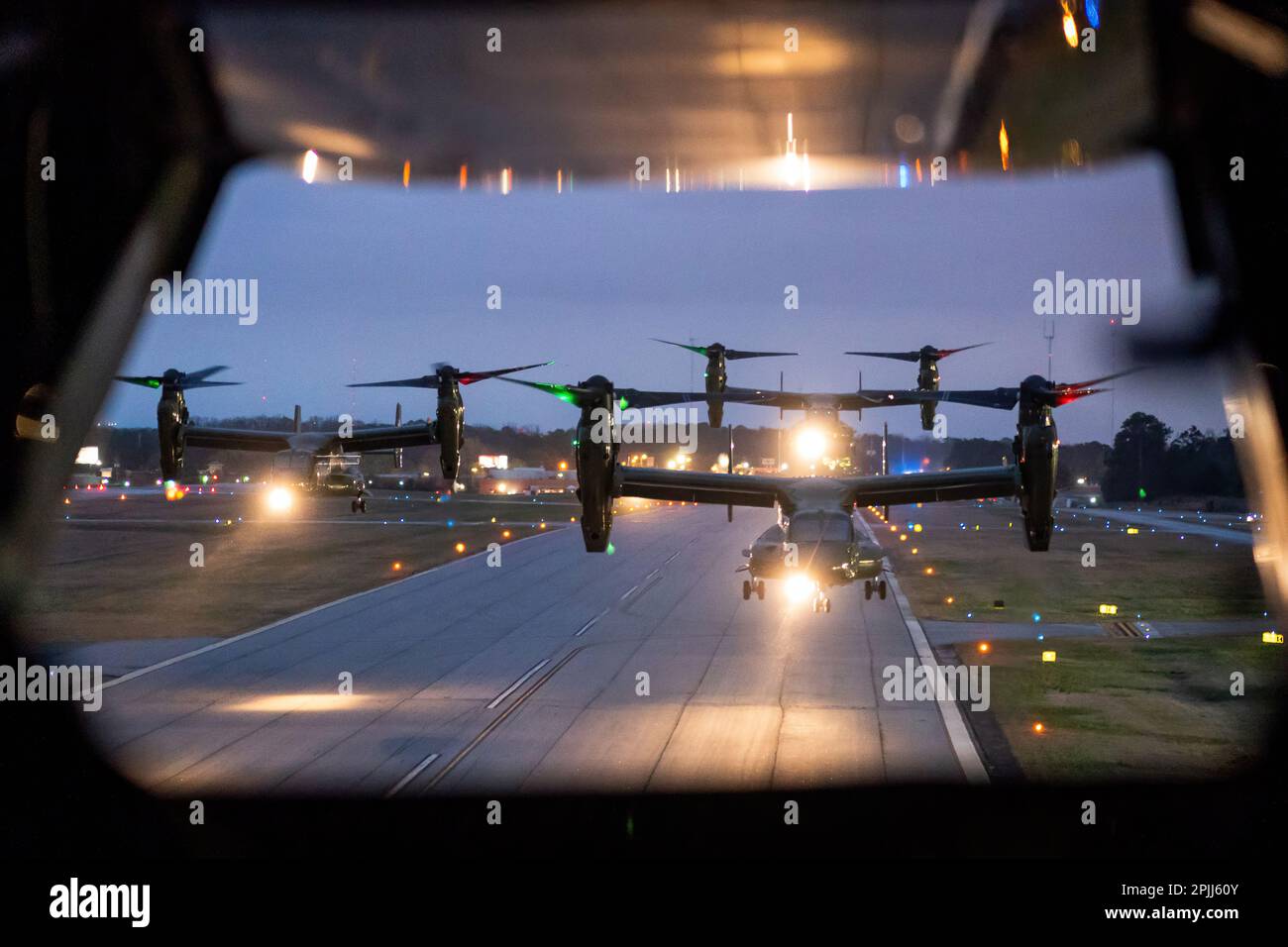 Gli elicotteri Osprey partono dall'aeroporto Peachtree Dekalb di Atlanta venerdì 19 marzo 2021, in viaggio verso la base della riserva aerea di Dobbins a Marietta, Georgia. (Foto ufficiale della Casa Bianca di Adam Schultz) Foto Stock