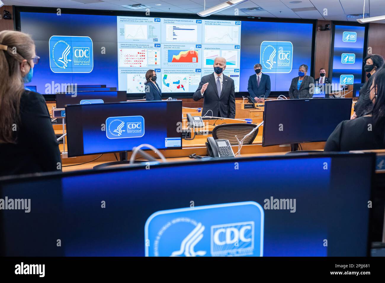 Il presidente Joe Biden, a cui ha aderito il vicepresidente Kamala Harris e il direttore del Centers for Disease Control (CDC) Dr. Rochelle Walensky, parla con il personale del CDC durante un briefing venerdì 19 marzo 2021 presso la sede centrale del CDC ad Atlanta. (Foto ufficiale della Casa Bianca di Adam Schultz) Foto Stock