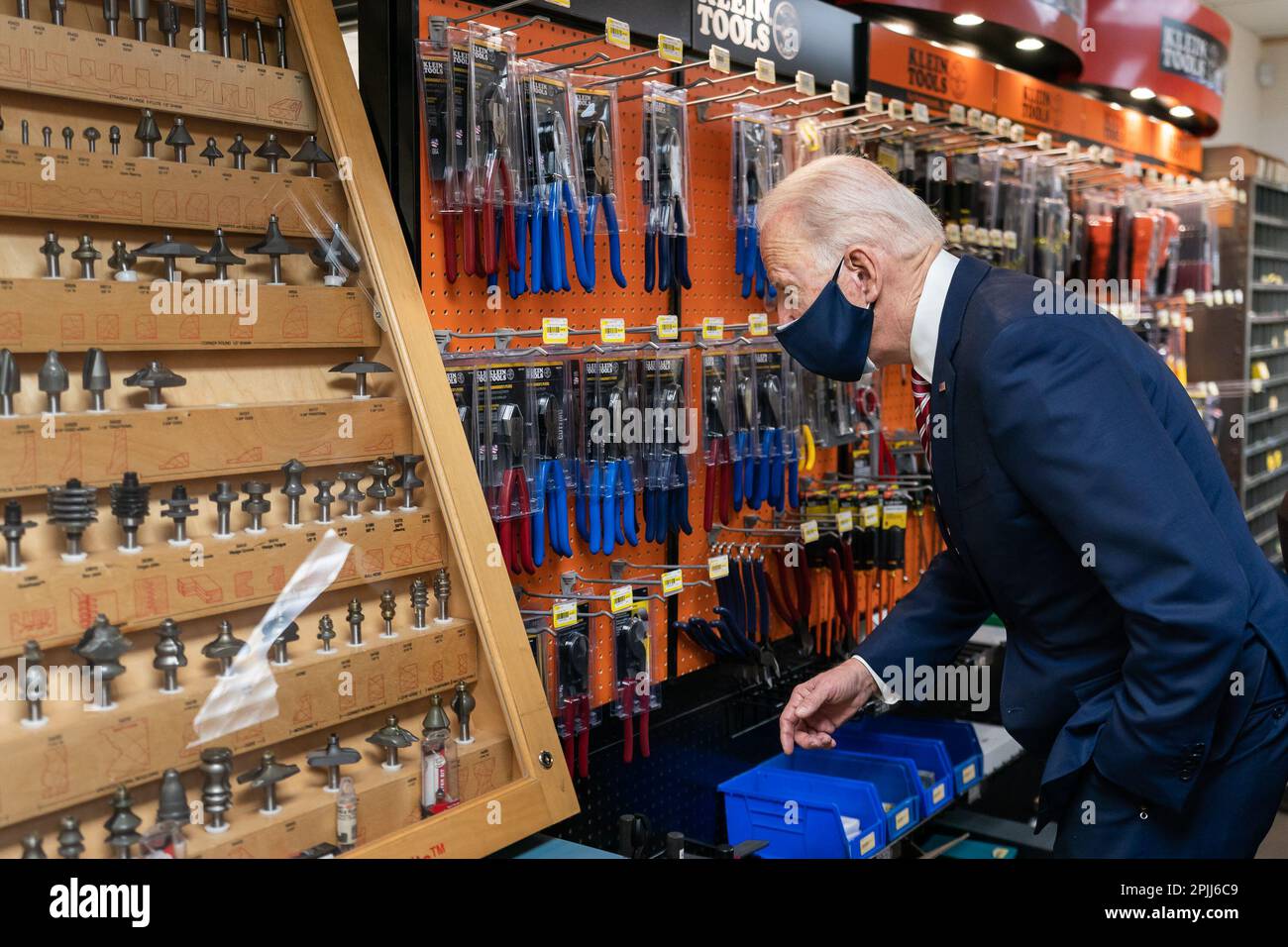 Il presidente Joe Biden negozi durante una visita a W.S. Jenks & Son martedì 9 marzo 2021 a Washington, D.C. (Foto ufficiale della Casa Bianca di Adam Schultz) Foto Stock