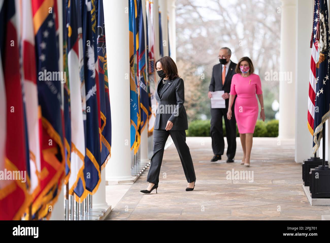 Il presidente Joe Biden e il vice presidente Kamala Harris camminano dall'Ufficio ovale della Casa Bianca venerdì 12 marzo 2021 al Giardino delle Rose per esprimere le loro osservazioni sul piano di salvataggio americano. (Foto ufficiale della Casa Bianca di Lawrence Jackson) Foto Stock