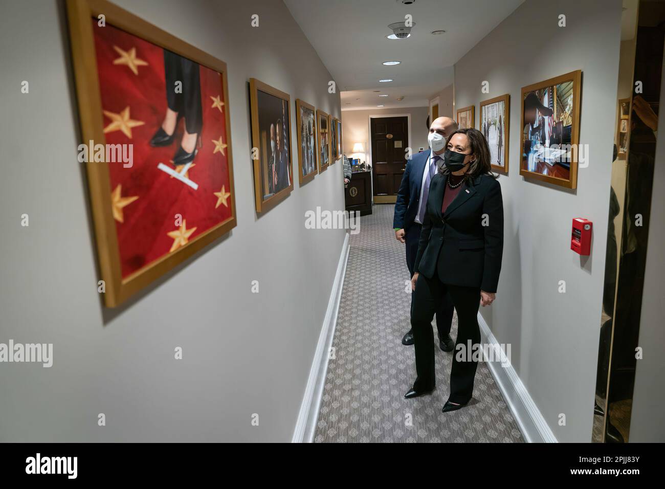 Il Vice Presidente Kamala Harris e il Direttore di Scheduling e Advance Ryan Montoya guardano alle fotografie appese nelle sale dell'ala ovest della Casa Bianca Giovedi 25 febbraio 2021. (Foto ufficiale della Casa Bianca di Lawrence Jackson) Foto Stock