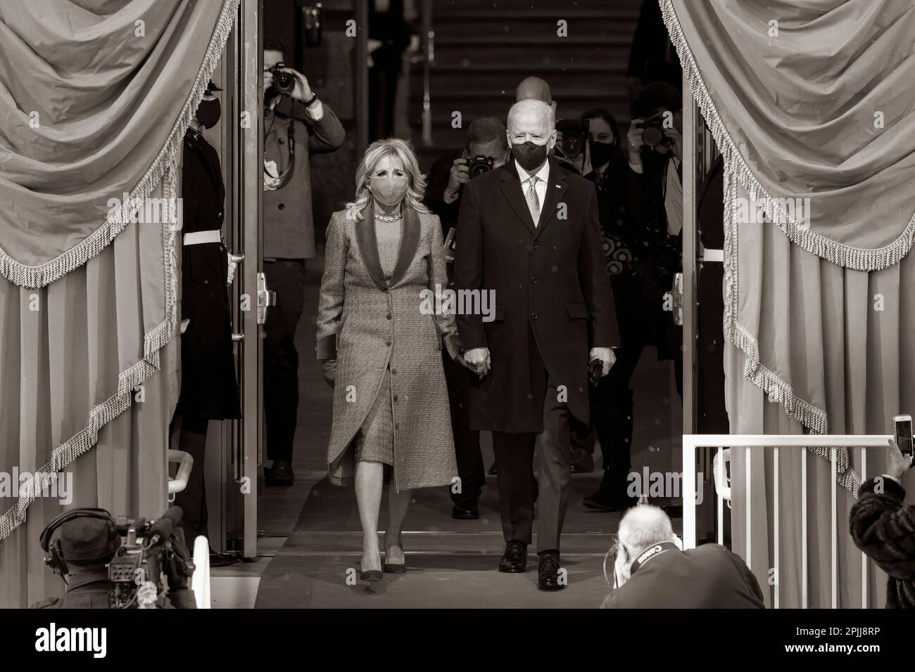 P012021CK-0355: Il Presidente eletto Joe Biden e il Dr. Jill Biden arrivano alla piattaforma inaugurale mercoledì 20 gennaio 2021, per l'inaugurazione presidenziale del 59th negli Stati Uniti Capitol a Washington, D.C. (Foto ufficiale della Casa Bianca di Chuck Kennedy) Foto Stock