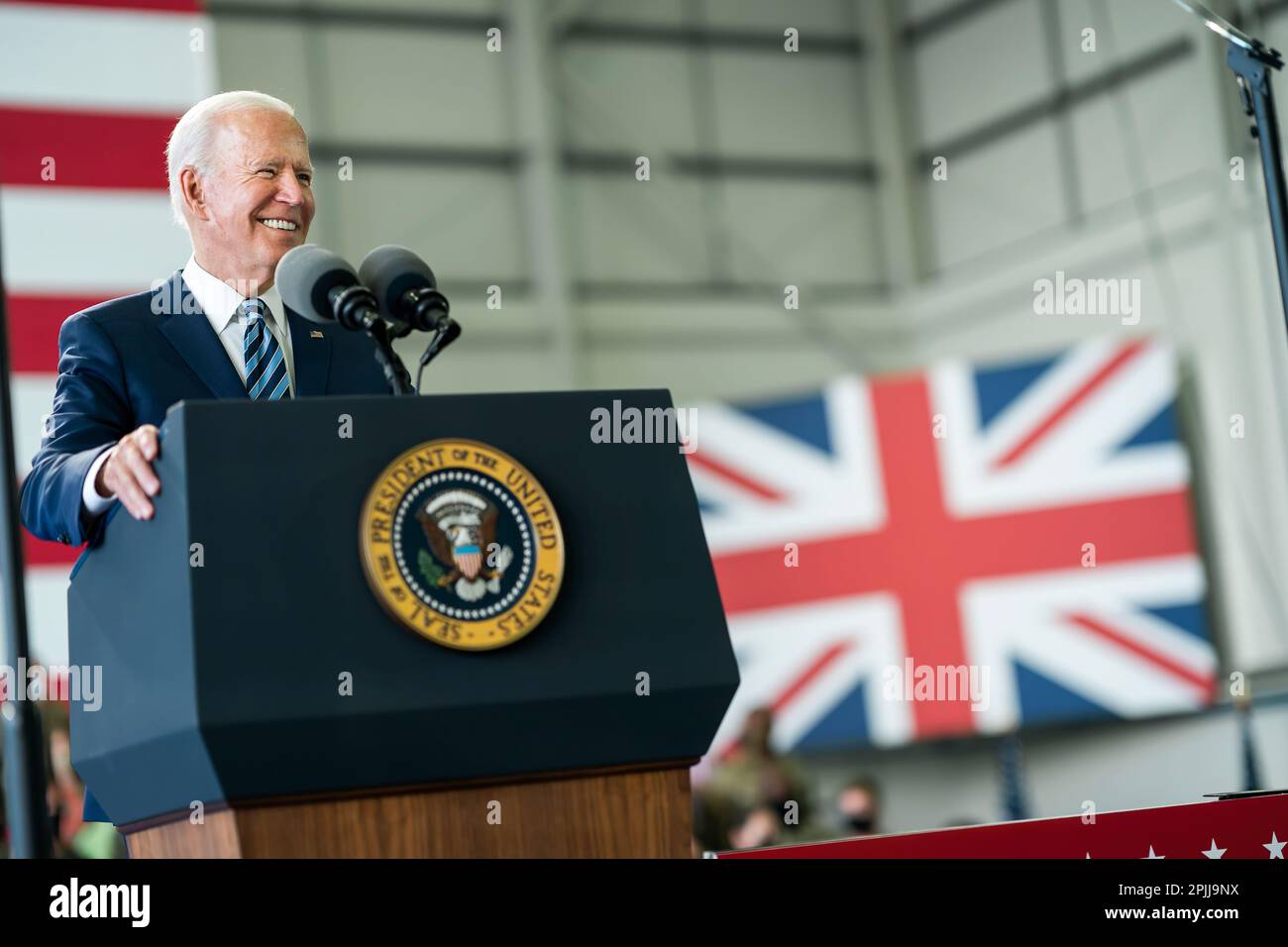 Il presidente Joe Biden consegna osservazioni al personale dell'aeronautica e alle loro famiglie mercoledì 9 giugno 2021, presso la Royal Air Force Mildenhall, Inghilterra. (Foto ufficiale della Casa Bianca di Adam Schultz) Foto Stock