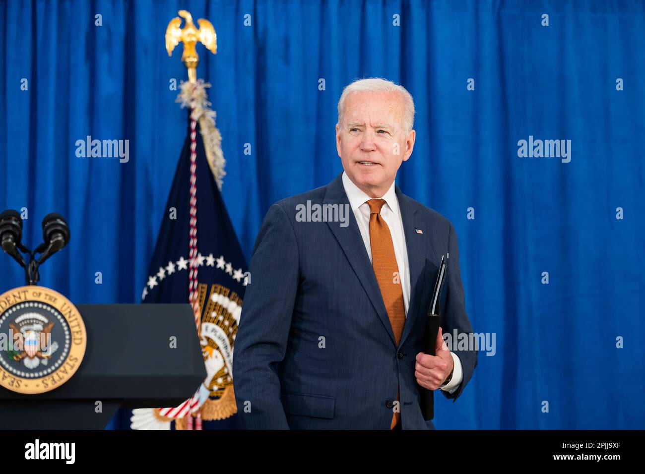 Il Presidente Joe Biden ha fatto delle osservazioni sul rapporto di maggio sui lavori venerdì 4 giugno 2021 al Rehoboth Beach Convention Center di Rehoboth Beach, Delaware. (Foto ufficiale della Casa Bianca di Adam Schultz) Foto Stock