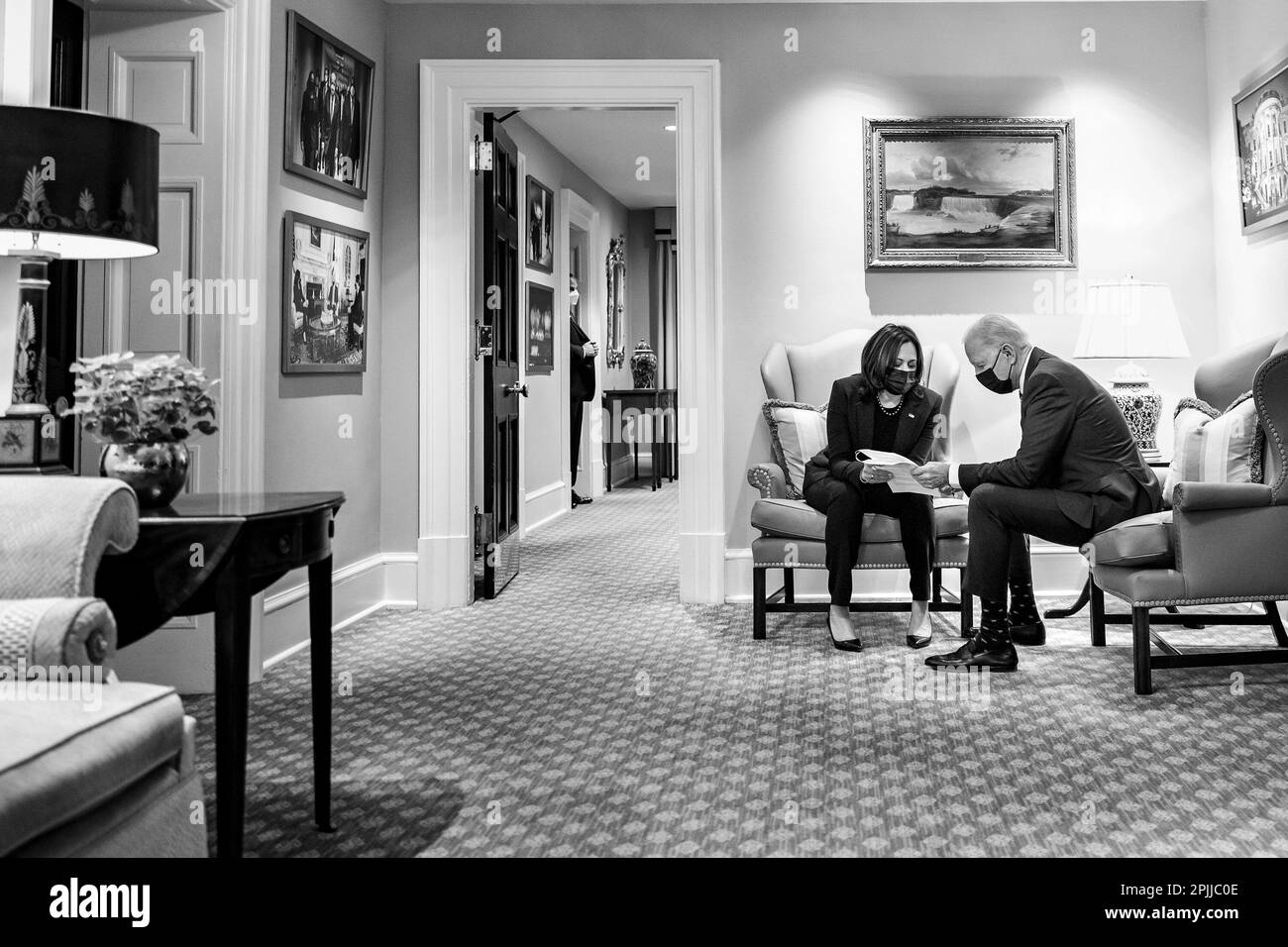 Il presidente Joe Biden e il vicepresidente Kamala Harris si riuniscono lunedì 29 marzo 2021 nel corridoio esterno ovale della Casa Bianca. (Foto ufficiale della Casa Bianca di Adam Schultz) Foto Stock