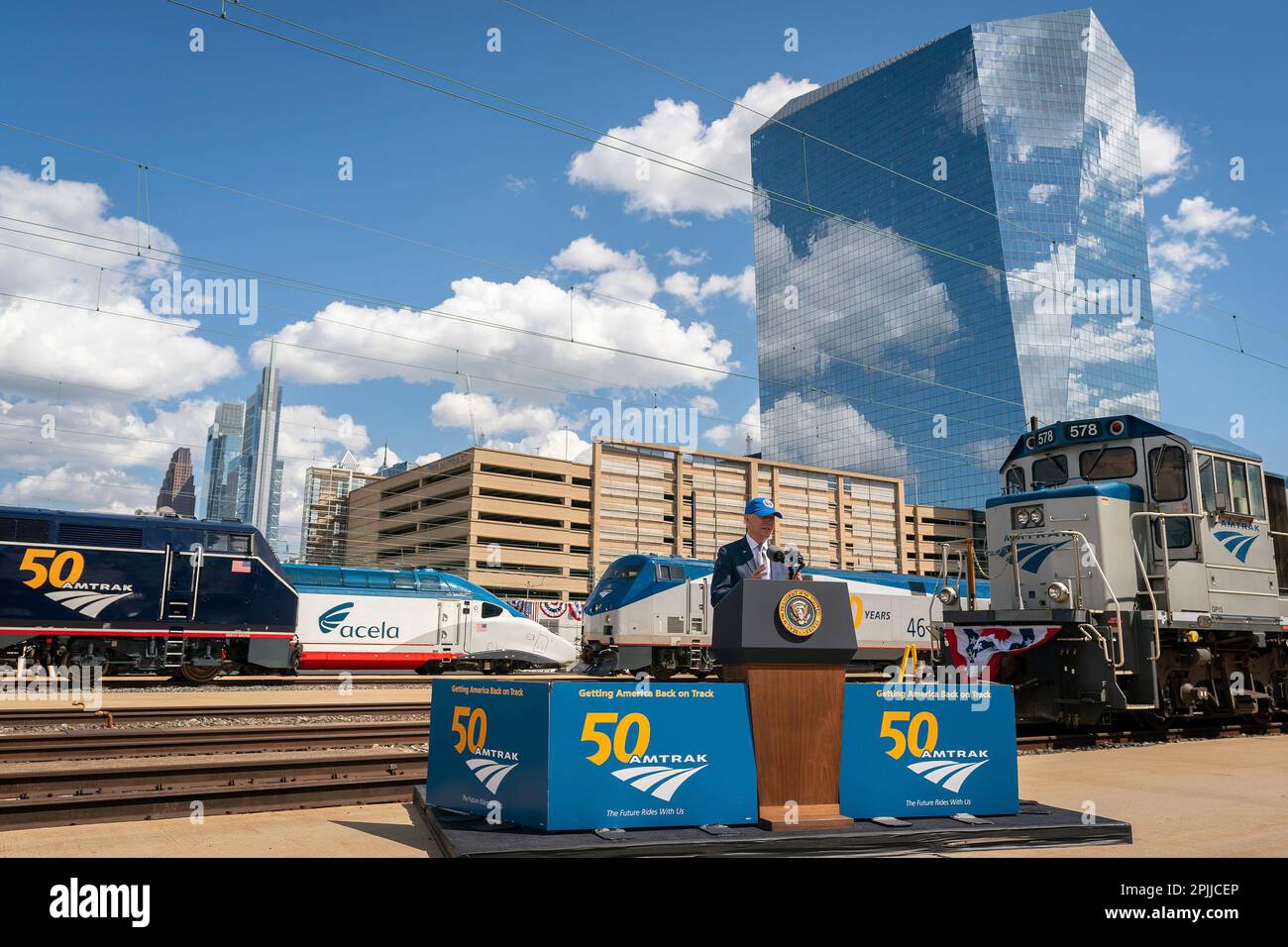 Il presidente Joe Biden esalta le sue osservazioni per celebrare il 50° anniversario della stazione Amtrak venerdì 30 aprile 2021 presso la stazione William H. Gray III 30th Street di Philadelphia. (Foto ufficiale della Casa Bianca di Adam Schultz) Foto Stock