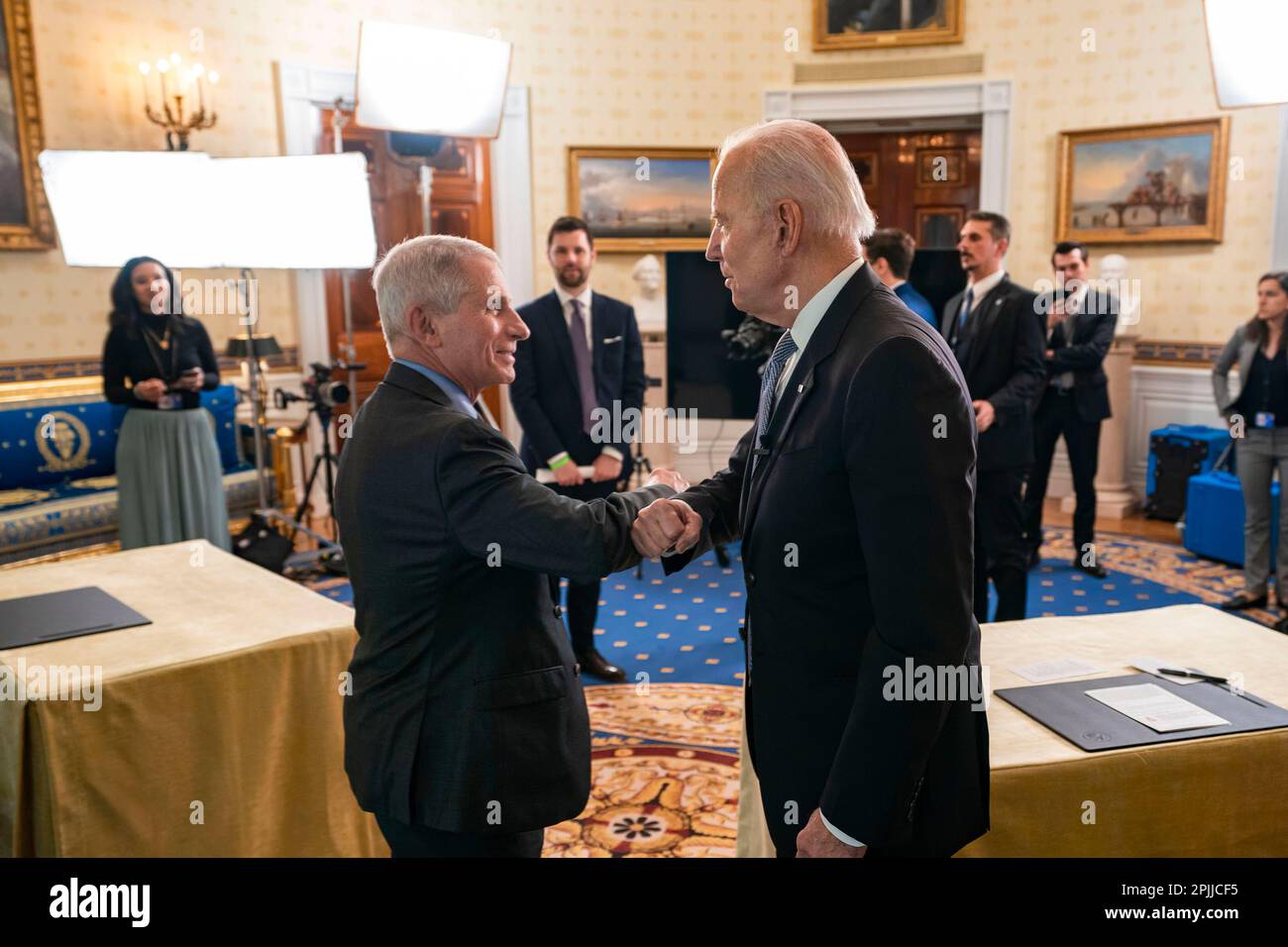 Il presidente Joe Biden partecipa ad una sala cittadina di Q&A con il capo consulente medico del presidente Dr. Anthony Fauci lunedì 17 maggio 2021, nella Sala Blu della Casa Bianca. (Foto ufficiale della Casa Bianca di Adam Schultz) Foto Stock
