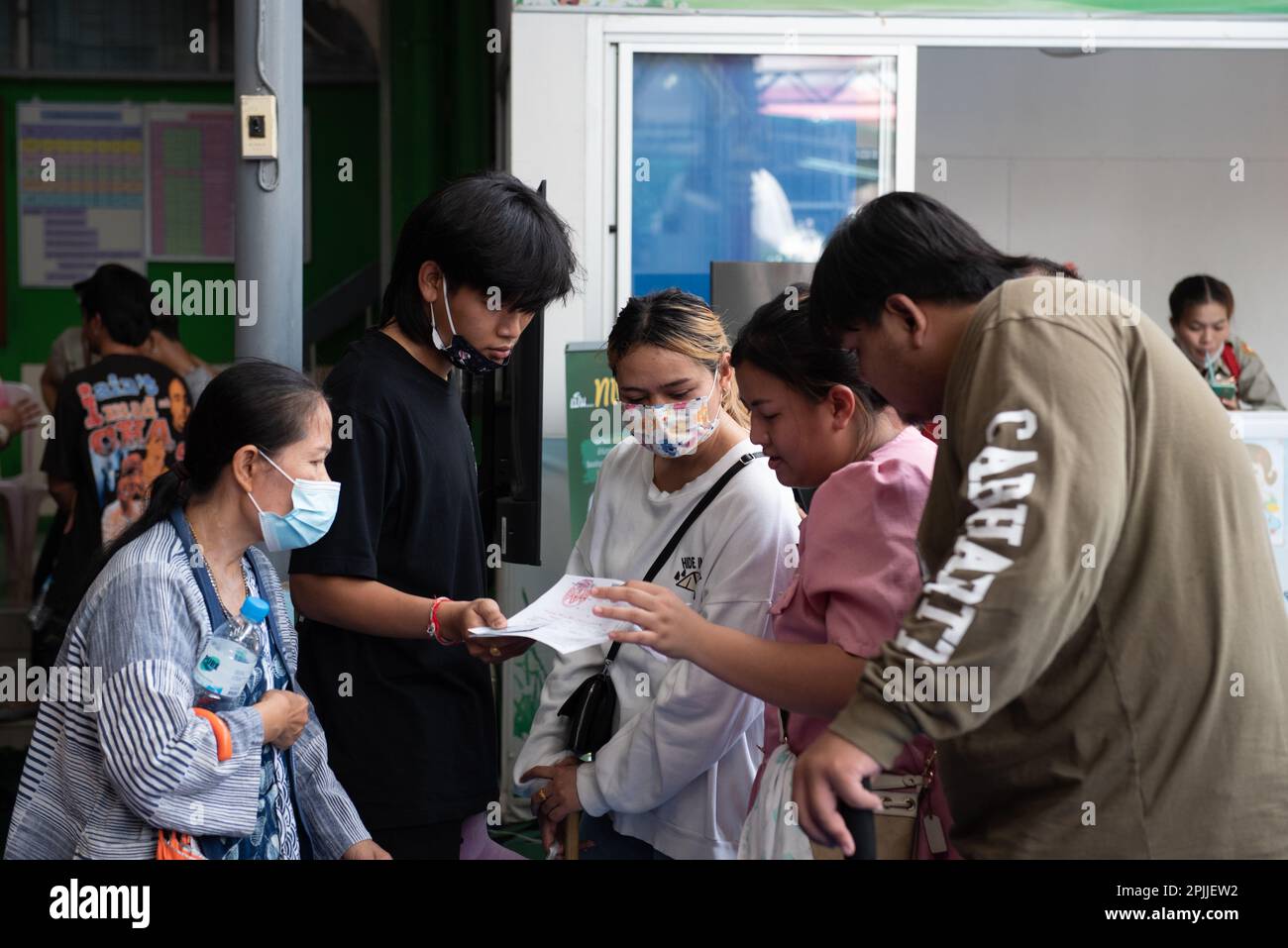 Bangkok, Bangkok, Thailandia. 2nd Apr, 2023. Famiglia dell'uomo thailandese una coscrizione militare venne a sostenere la Wat Phai Tan School di Bangkok il 2 aprile 2023. (Credit Image: © Teera Noisakran/Pacific Press via ZUMA Press Wire) SOLO PER USO EDITORIALE! Non per USO commerciale! Foto Stock