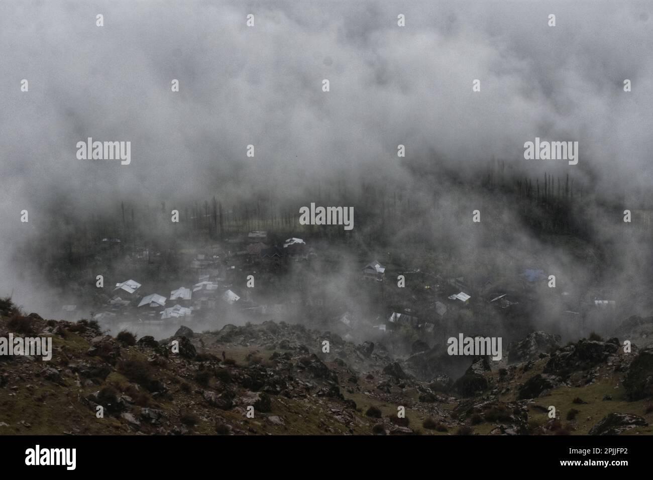 1 aprile 2023, Srinagar, Jammu e Kashmir, India: Una vista dall'alto di un villaggio in giorno piovoso durante le nuvole che coprono l'intero villaggio e le montagne in un batter d'occhio alla periferia di Srinagar il Captial estivo di indiano amministrato Kashmir il 01 aprile 2023. (Credit Image: © MUbashir Hassan/Pacific Press via ZUMA Press Wire) SOLO PER USO EDITORIALE! Non per USO commerciale! Foto Stock