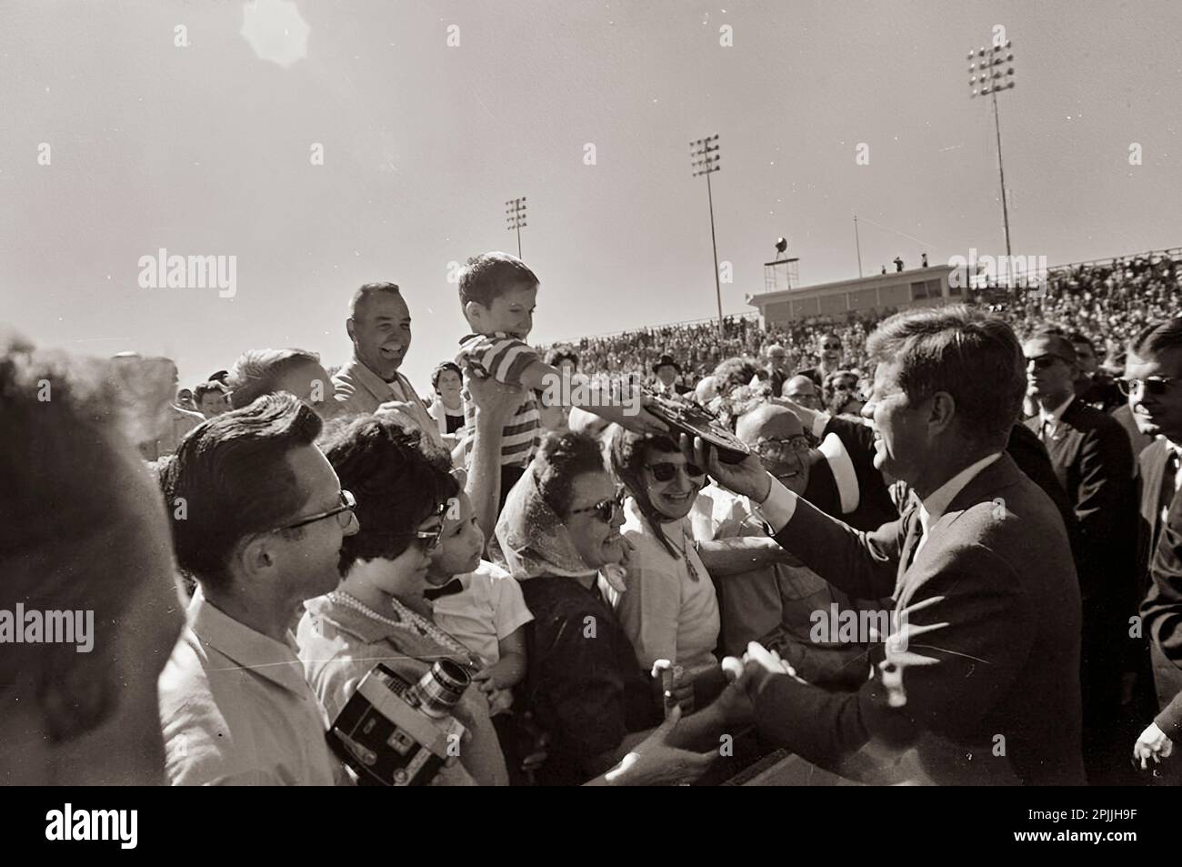 ST-C310-117-63 26 Settembre 1963 Conservation Tour of Western States: Montana, Great Falls: Luke Flaherty presenta il presidente Kennedy con un modello di barca verde PT Please credit 'Cecil Stoughton. Fotografie della Casa Bianca. John F. Kennedy Presidential Library and Museum, Boston' Foto Stock