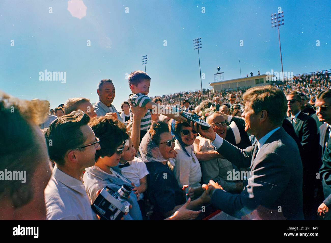 ST-C310-117-63 26 Settembre 1963 Conservation Tour of Western States: Montana, Great Falls: Luke Flaherty presenta il presidente Kennedy con un modello di barca verde PT Please credit 'Cecil Stoughton. Fotografie della Casa Bianca. John F. Kennedy Presidential Library and Museum, Boston' Foto Stock