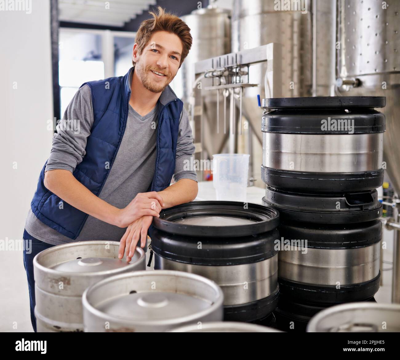 Questa è la mia migliore birra ancora. Ritratto di un uomo che lavora in una microbirreria. Foto Stock