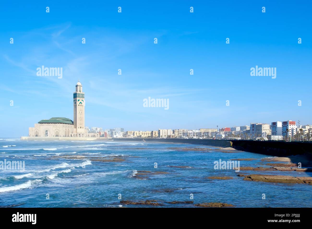 La moschea Hassan 2 da una distanza vicino all'oceano e la città di Casablanca Marocco Foto Stock