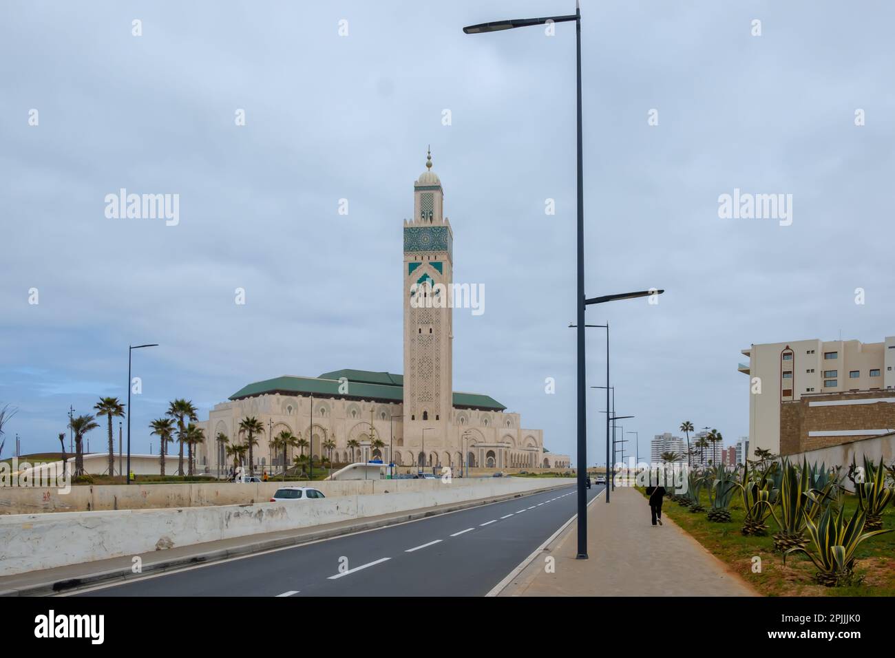 Vista di una strada moderna vicino alla moschea Hassan 2 a Casablanca Marocco Foto Stock