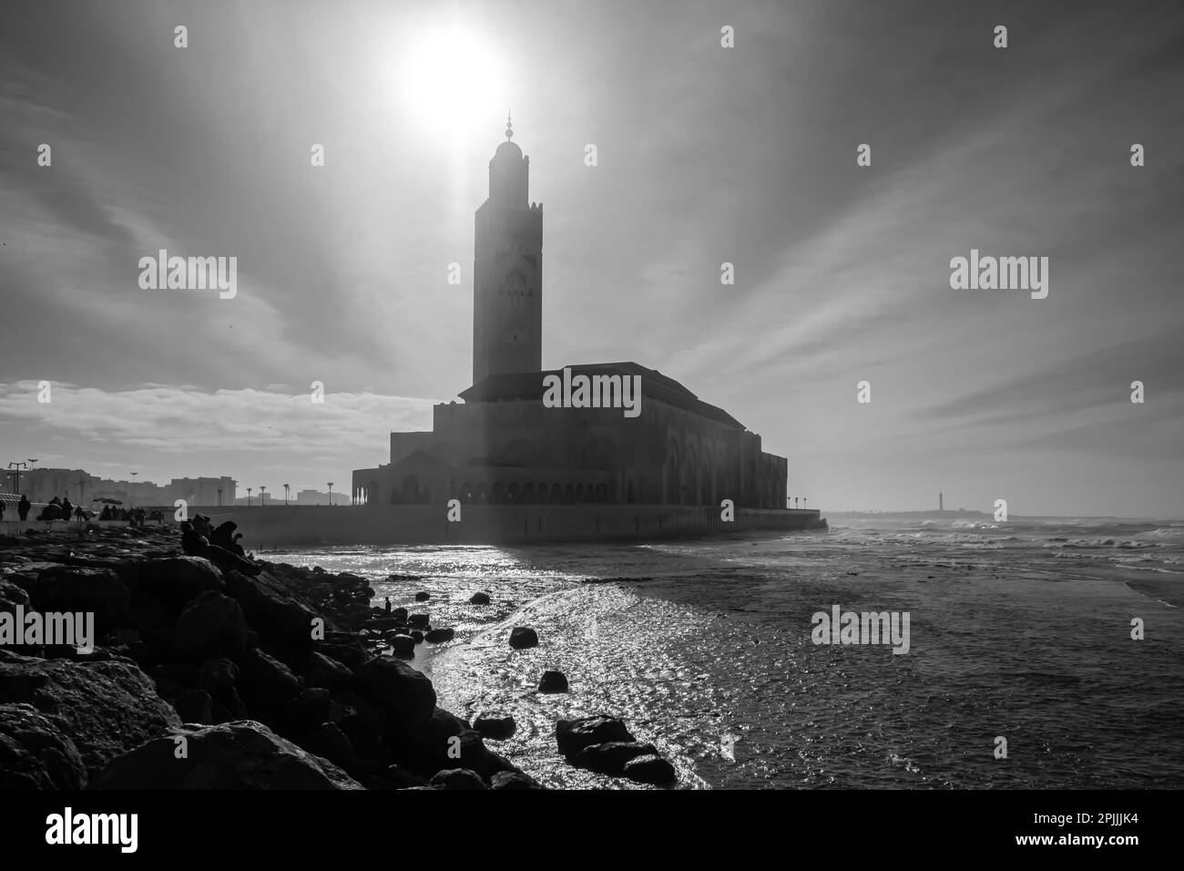 Vista della maestosa moschea Hassan 2 a Casablanca Marocco in bianco e nero Foto Stock