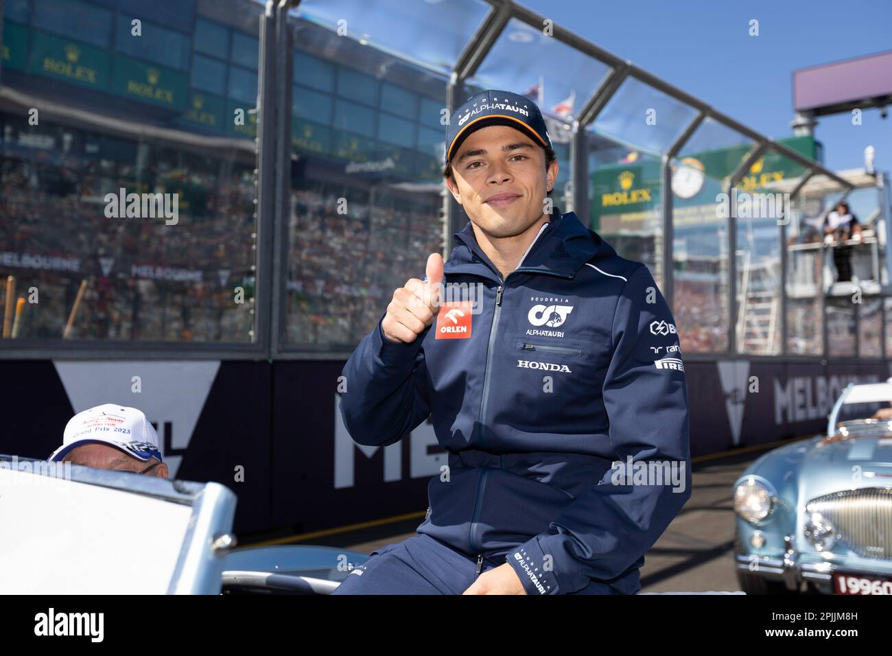 Melbourne, Australia. 02nd Apr, 2023. Nyck De Vries dei Paesi Bassi e della Scuderia AlphaTauri dà un pollice in su durante la parata del driver davanti al Gran Premio d'Australia di Formula uno all'Albert Park Circuit di Melbourne. Credit: SOPA Images Limited/Alamy Live News Foto Stock
