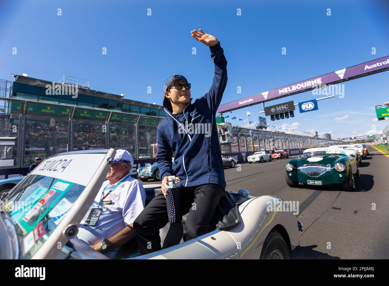 Melbourne, Australia. 02nd Apr, 2023. Yuki Tsunoda del Giappone e della Scuderia AlphaTauri sventola alla folla durante la parata del pilota in vista del Gran Premio d'Australia di Formula uno all'Albert Park Circuit di Melbourne. Credit: SOPA Images Limited/Alamy Live News Foto Stock
