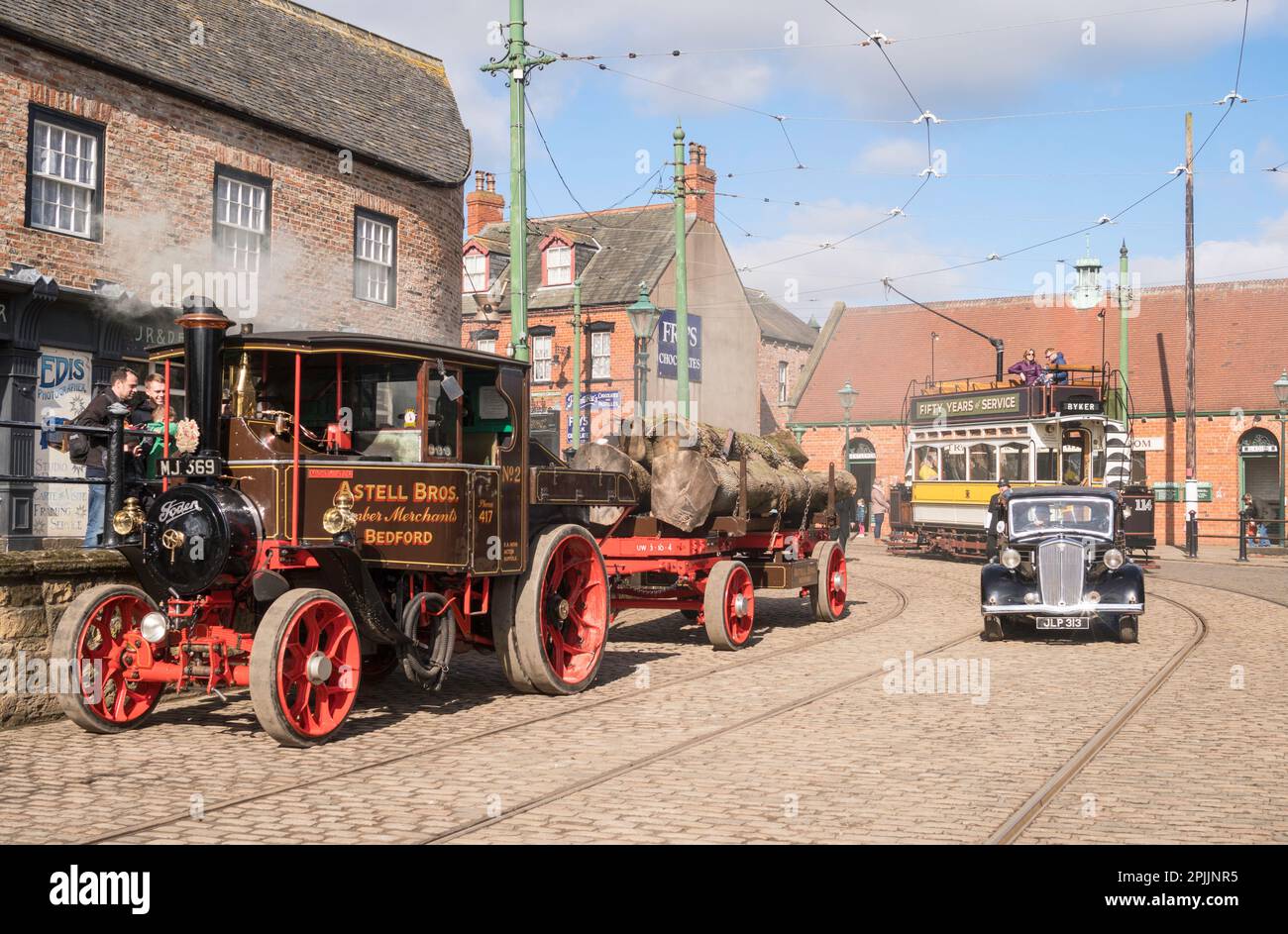 Street scene in città al Beamish Museum durante il gala a vapore del 2023, Inghilterra, Regno Unito Foto Stock