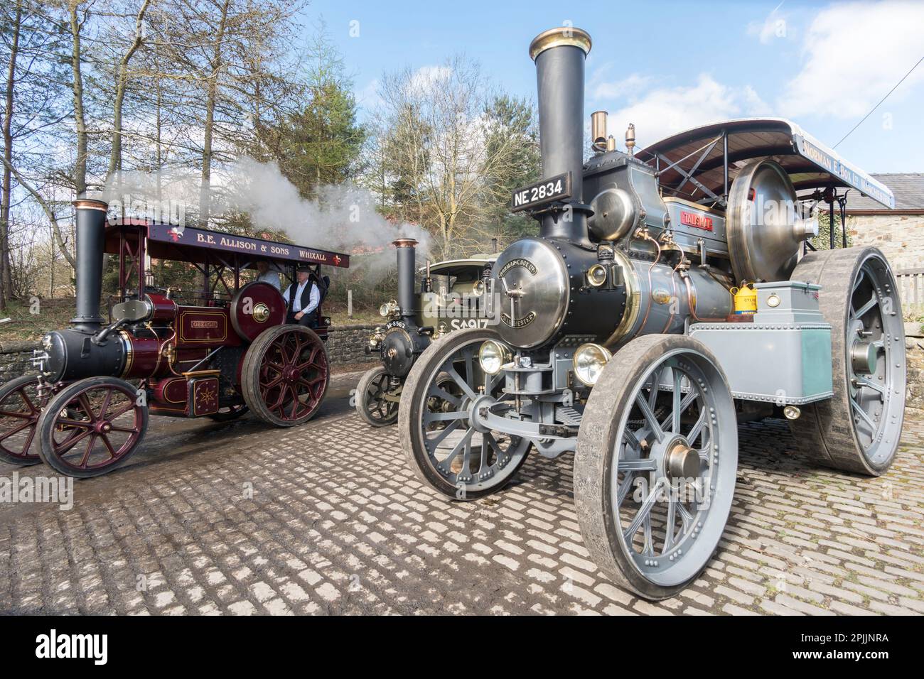 Aveling & Porter Tractor,'Oberon' passa la replica della locomotiva di Fowler Road 'Talisman' al galà a vapore del Beamish Museum, Inghilterra, Regno Unito Foto Stock