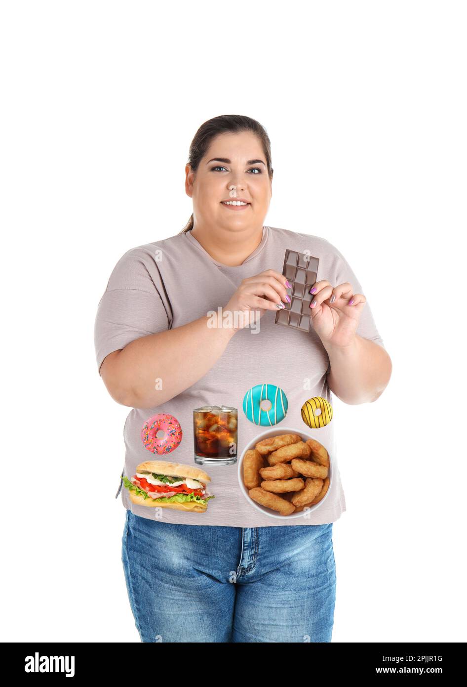 Donna sovrappeso con immagini di diversi cibi malsani sulla pancia su sfondo bianco Foto Stock