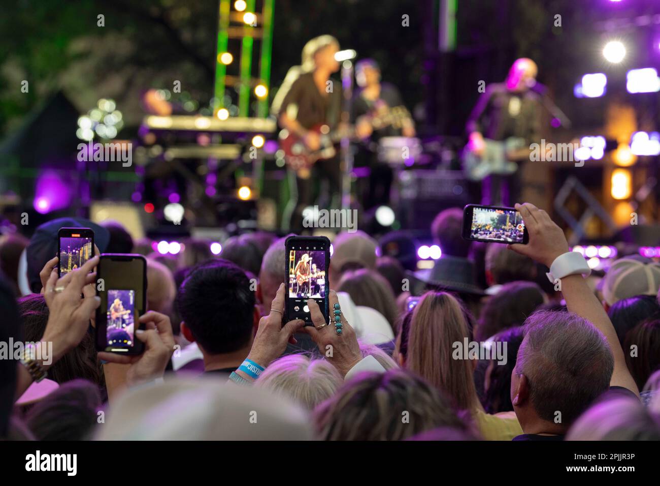 Austin Texas USA, marzo 29 2023: I membri del pubblico registrano i video con i loro telefoni cellulari mentre la cantante nazionale KEITH URBAN, premiata per quattro volte con Grammy, suona sul palco durante i Country Music Television (CMT) Awards che suonano su un palco all'aperto nel centro città. Una folla di 3.000 fan ha affollato Congress Avenue per ascoltare Urban, un nativo australiano, e altre star della musica country CMT all'ombra del Campidoglio del Texas. Credit: Bob Daemmrich/Alamy Live News Foto Stock