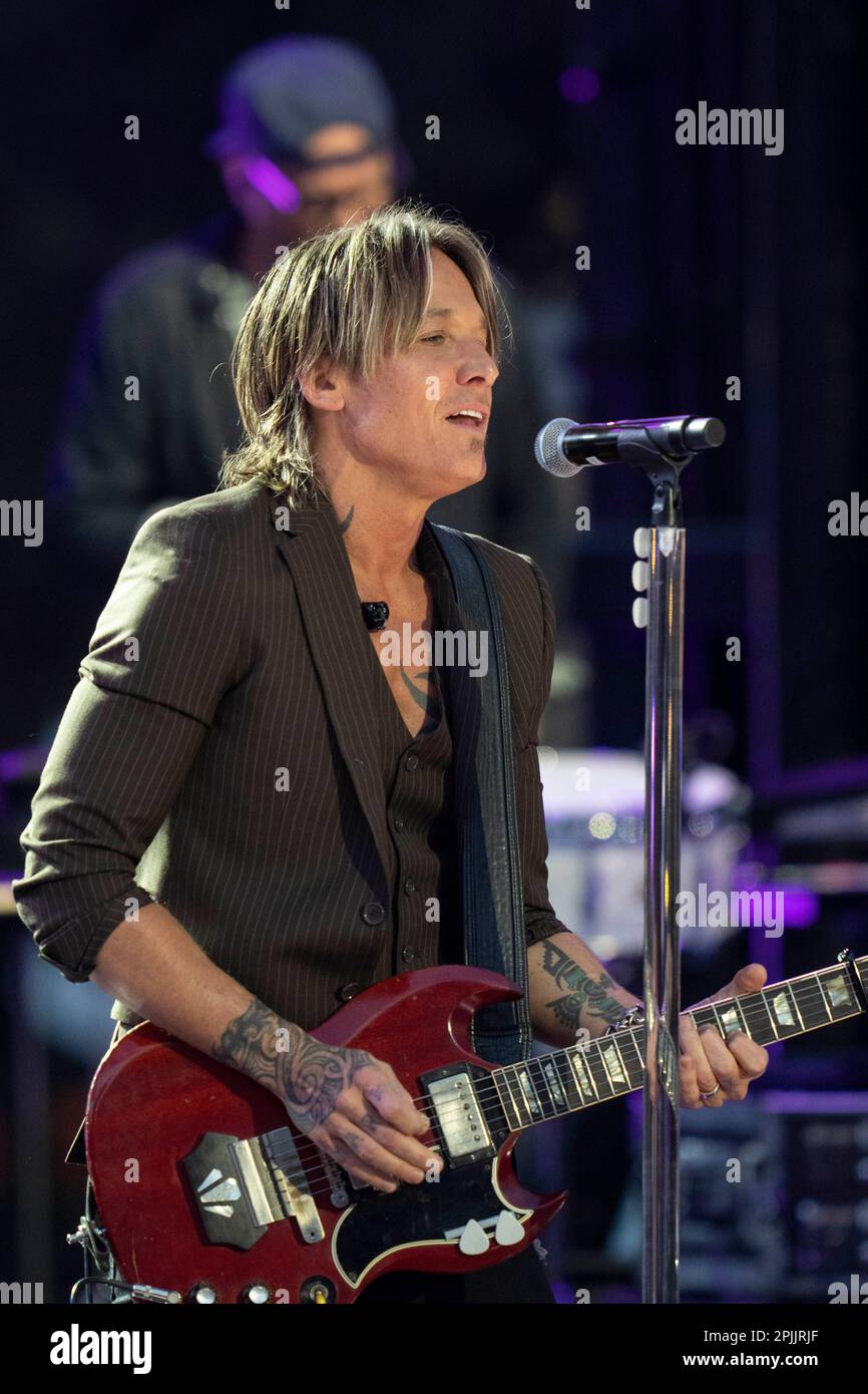 Austin Texas USA, 29 2023 marzo: La cantante country KEITH URBAN, premiata con Grammy, si esibisce sul palco durante i Country Music Television (CMT) Awards che si esibisce su un palco all'aperto nel centro città. Una folla di 3.000 fan ha affollato Congress Avenue per ascoltare Urban, un nativo australiano, e altre star della musica country CMT all'ombra del Campidoglio del Texas. Credit: Bob Daemmrich/Alamy Live News Foto Stock