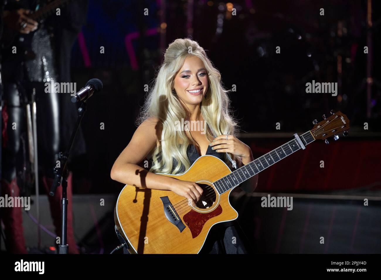 Austin Texas, USA, aprile 1 2023: Il cantante country MEGAN MORONEY si esibisce durante una registrazione di atti in arrivo sul palco RAM Truck al Country Music Television Awards fuori dal Moody Center. Credit: Bob Daemmrich/Alamy Live News Foto Stock