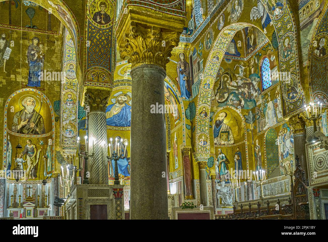 Palermo, Italia - 17 ottobre 2022: Mosaici in stile bizantino della Cappella Palatina nel Palazzo Normanno, noto anche come Palazzo reale Foto Stock