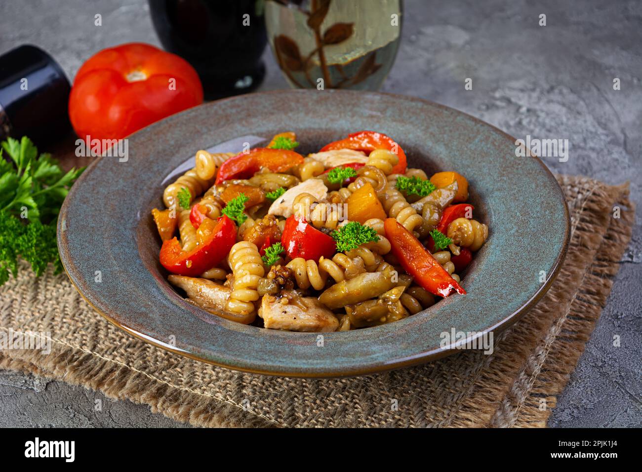 Pasta con pollo fritto, funghi, pepe e zucca Foto Stock
