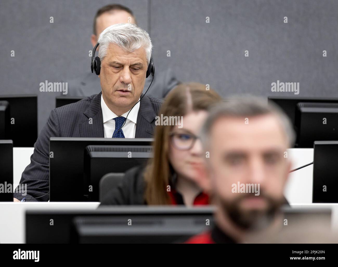 L'AIA - Paesi Bassi, 03/04/2023, l'ex presidente del Kosovo Hashim Thaci appare dinanzi al tribunale del Kosovo. È accusato di crimini di guerra e crimini contro l'umanità, tra cui omicidi, torture, detenzione illegale, sparizioni forzate e persecuzioni, commessi tra il 1998 e il 1999. ANP KOEN VAN WEEL netherlands out - belgium out Foto Stock