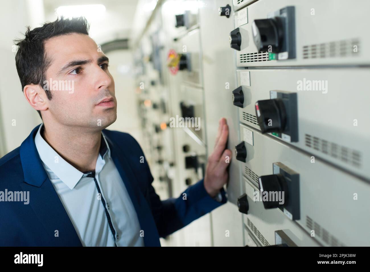 operatore che immette i dati nella macchina in fabbrica Foto Stock