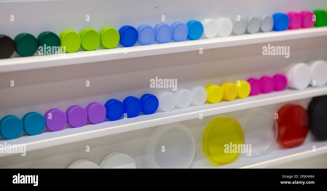 Tappi colorati in plastica per bottiglie, produzione di prodotti in plastica in polimeri di PVC. Produzione industriale. Foto Stock