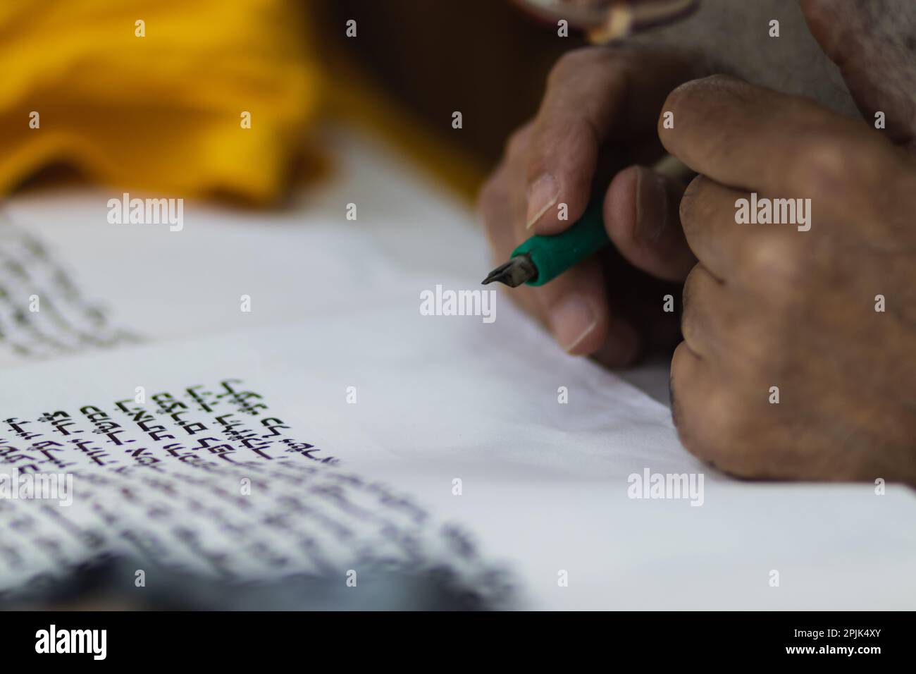 gerusalemme-israele. 05-07-2022. Primo piano per mano di uno scriba, scrivendo le ultime parole del libro di Torah sulla pergamena Foto Stock