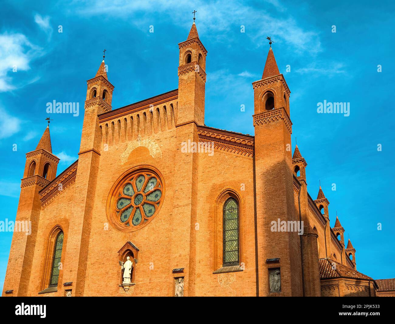 Facciata della cattedrale di San Lorenzo (detto Duomo) sotto il cielo blu di Alba, Piemonte, Italia settentrionale. Foto Stock