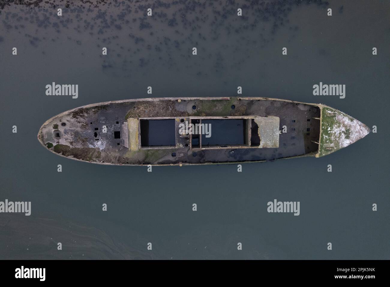 Il drone vola direttamente sul relitto della SS Cretehawser on the River Wear a Sunderland Foto Stock