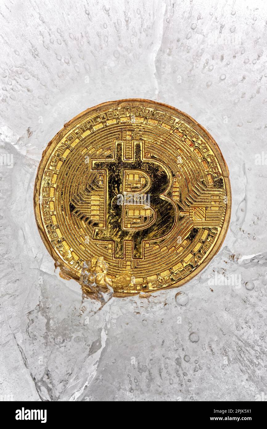 moneta bitcoin sullo sfondo del ghiaccio Foto Stock
