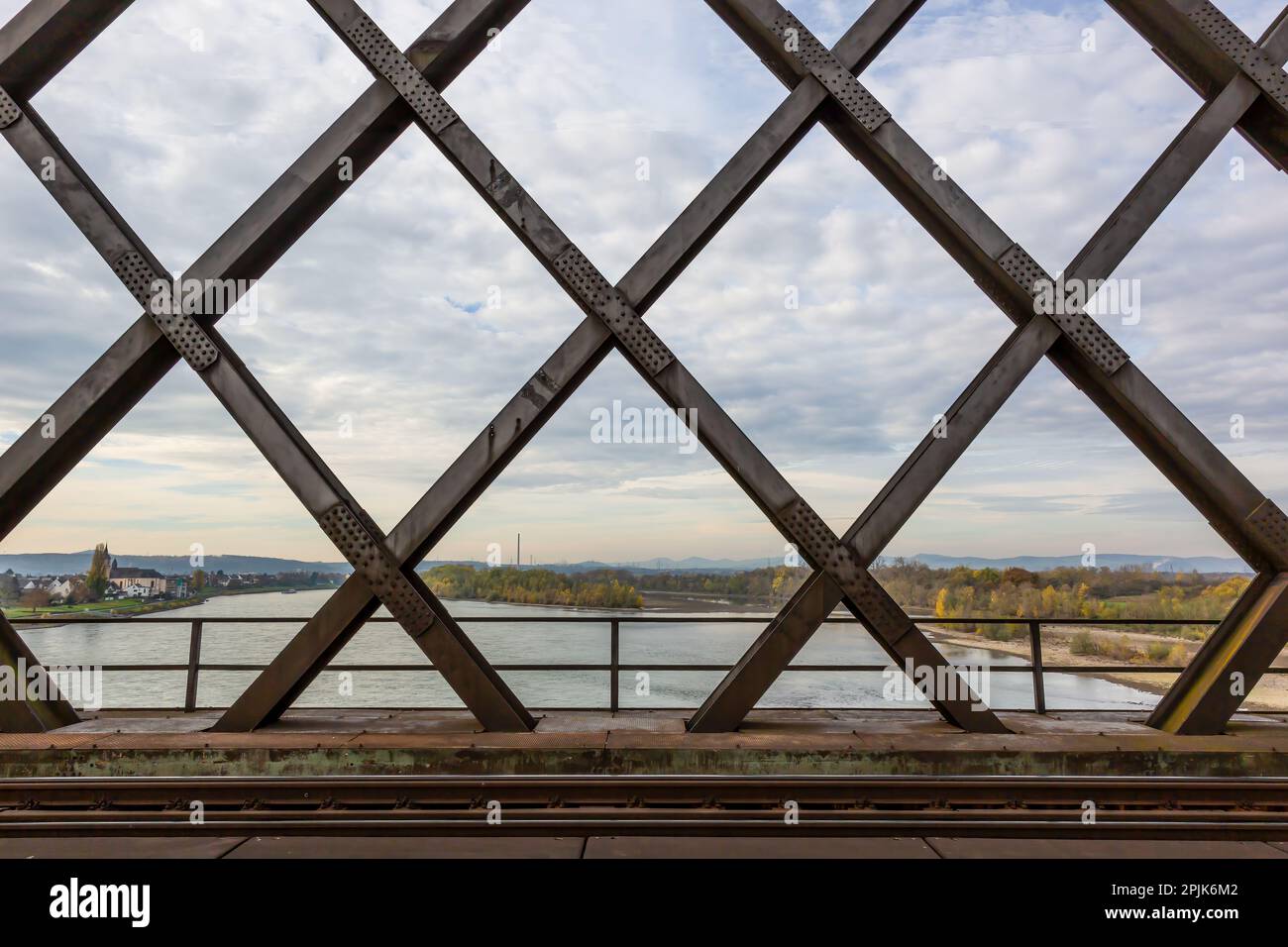 Vista dall'alto sul fiume Reno attraverso le travi in acciaio (rombo, croce) di un ponte ferroviario che attraversa Foto Stock