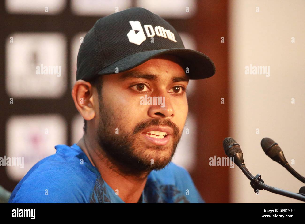 Il cricket rounder Mehidy Hasan Miraz partecipa alla conferenza stampa pre-partita dopo che il team di cricket test del Bangladesh partecipa alla sessione di allenamento prima del loro Foto Stock