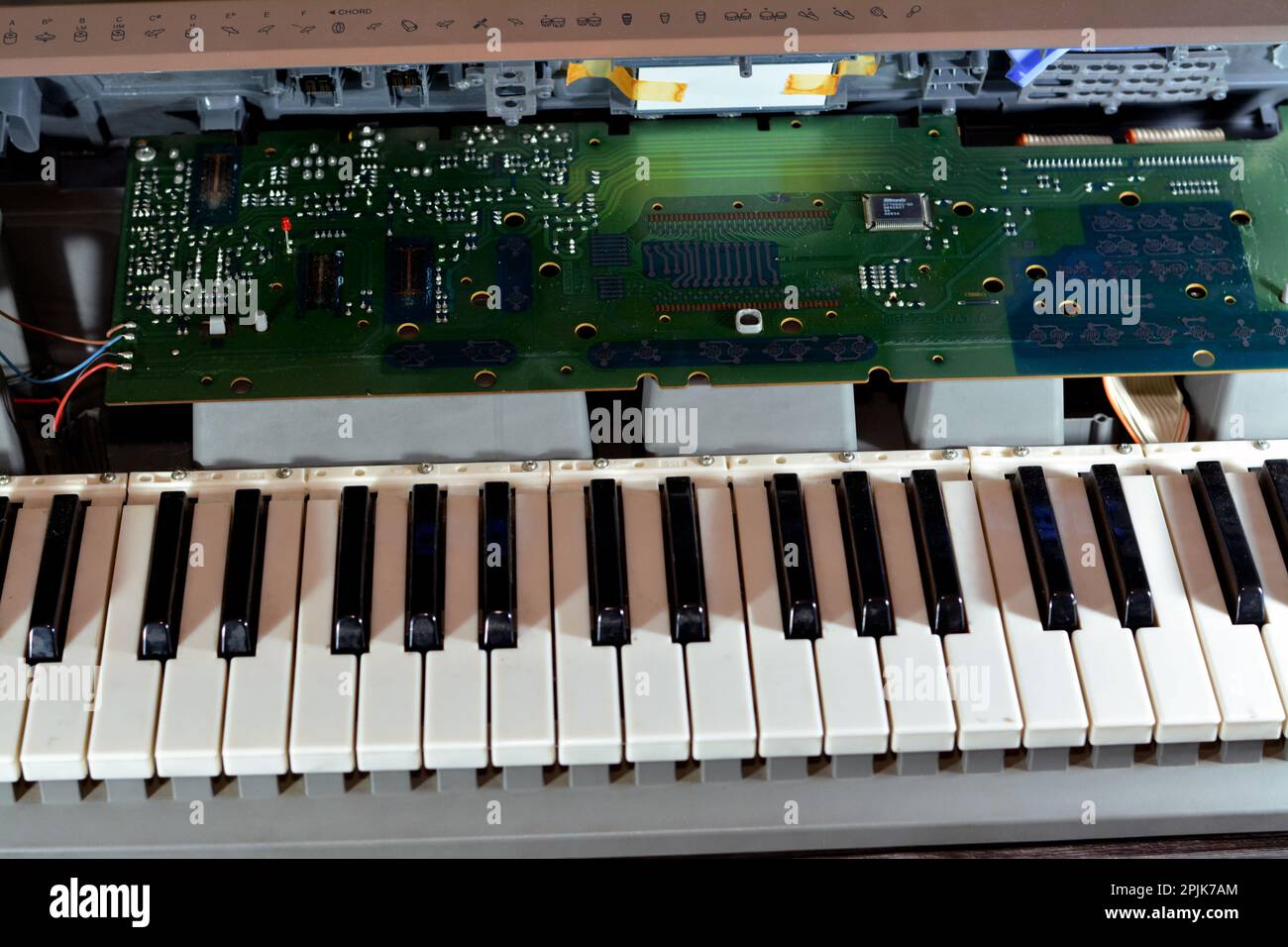 Cairo, Egitto, aprile 1 2023: Rotto tastiera musicale elettronica, rotto  toni del pianoforte non funzionante tastiera con tasti di dimensioni  normali, ritmi, toni, sintonizzazione c Foto stock - Alamy