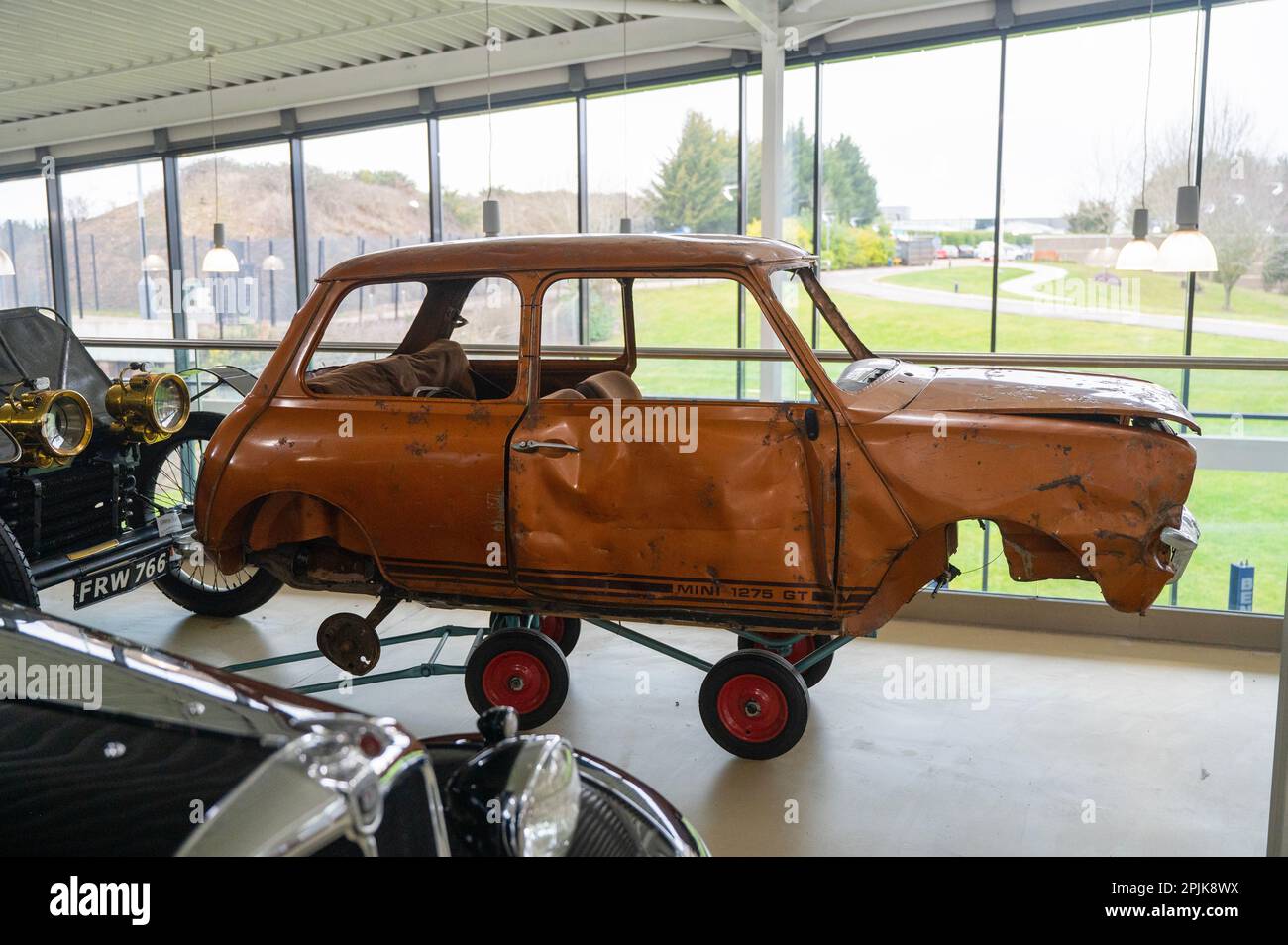 Il Longbridge Tunnel Mini, il guscio del Mini Clubman trovato nei tunnel sotto la fabbrica Rover dopo la chiusura Foto Stock