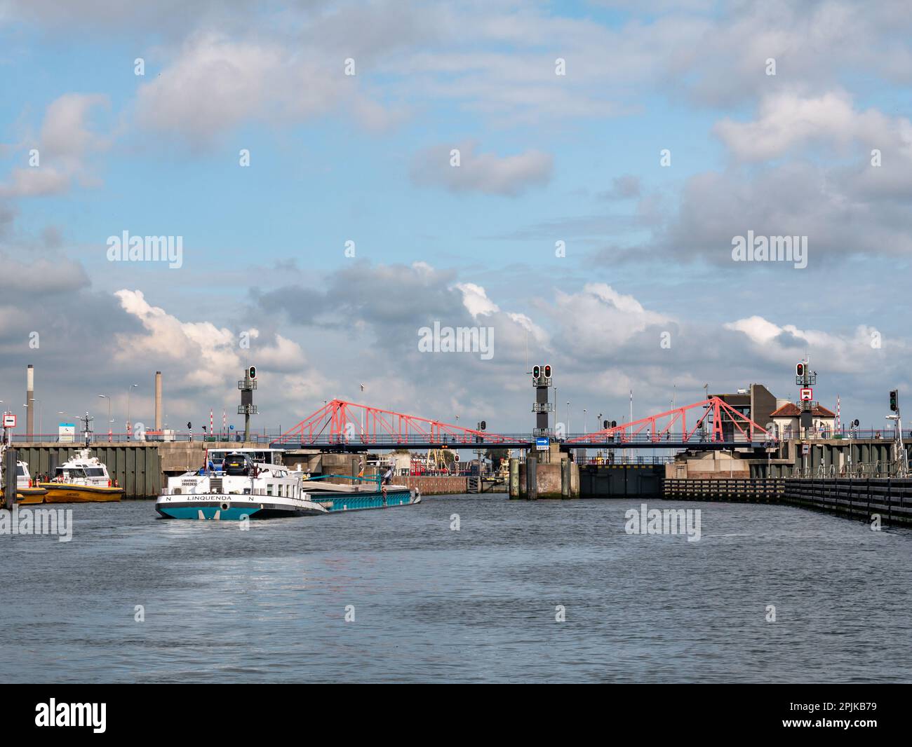 Nave da carico che entra nelle chiuse del porto marittimo di IJmuiden attraverso il canale del Mare del Nord per Amsterdam, Paesi Bassi Foto Stock