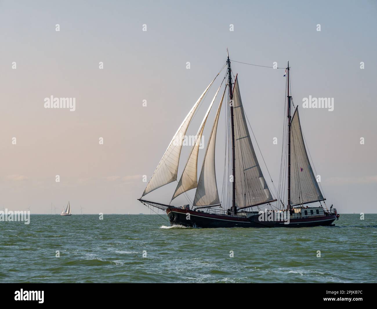 Tradizionale Clipper a due alberi con cinque vele che navigano sul lago Ijsselmeer, Paesi Bassi Foto Stock