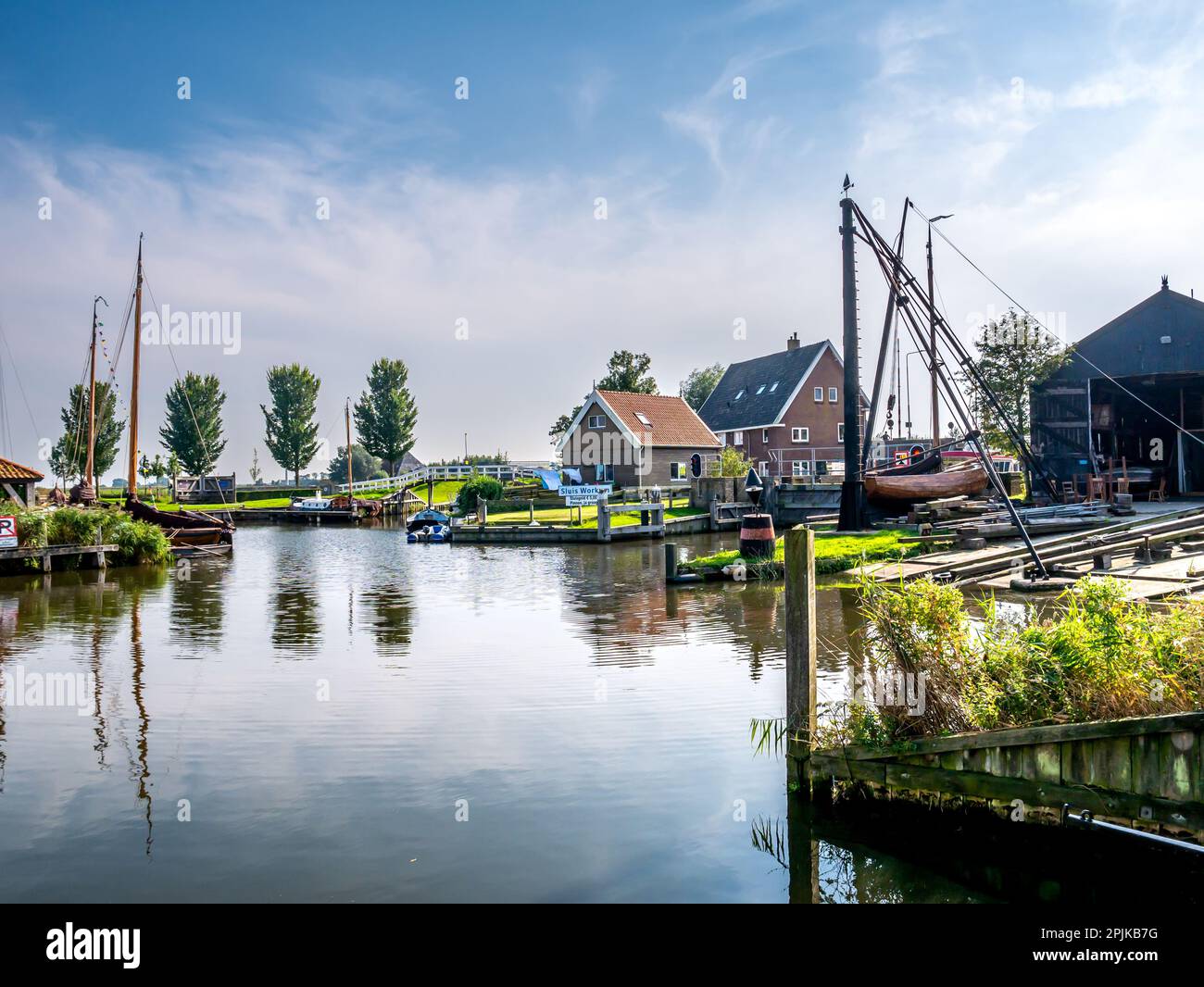 Cantiere tradizionale Scheepstimmerwerf e canale Diepe Dolte nella storica città di Workum, Frisia, Paesi Bassi Foto Stock